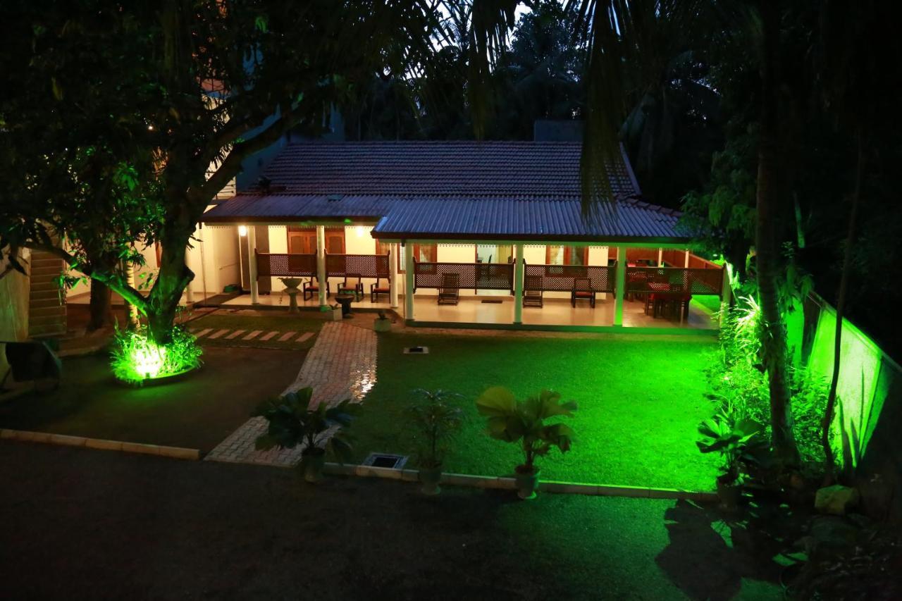 Vishmee Holiday Inn Embilipitiya Esterno foto