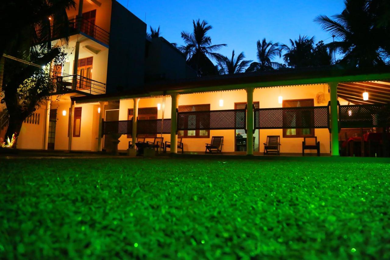 Vishmee Holiday Inn Embilipitiya Esterno foto