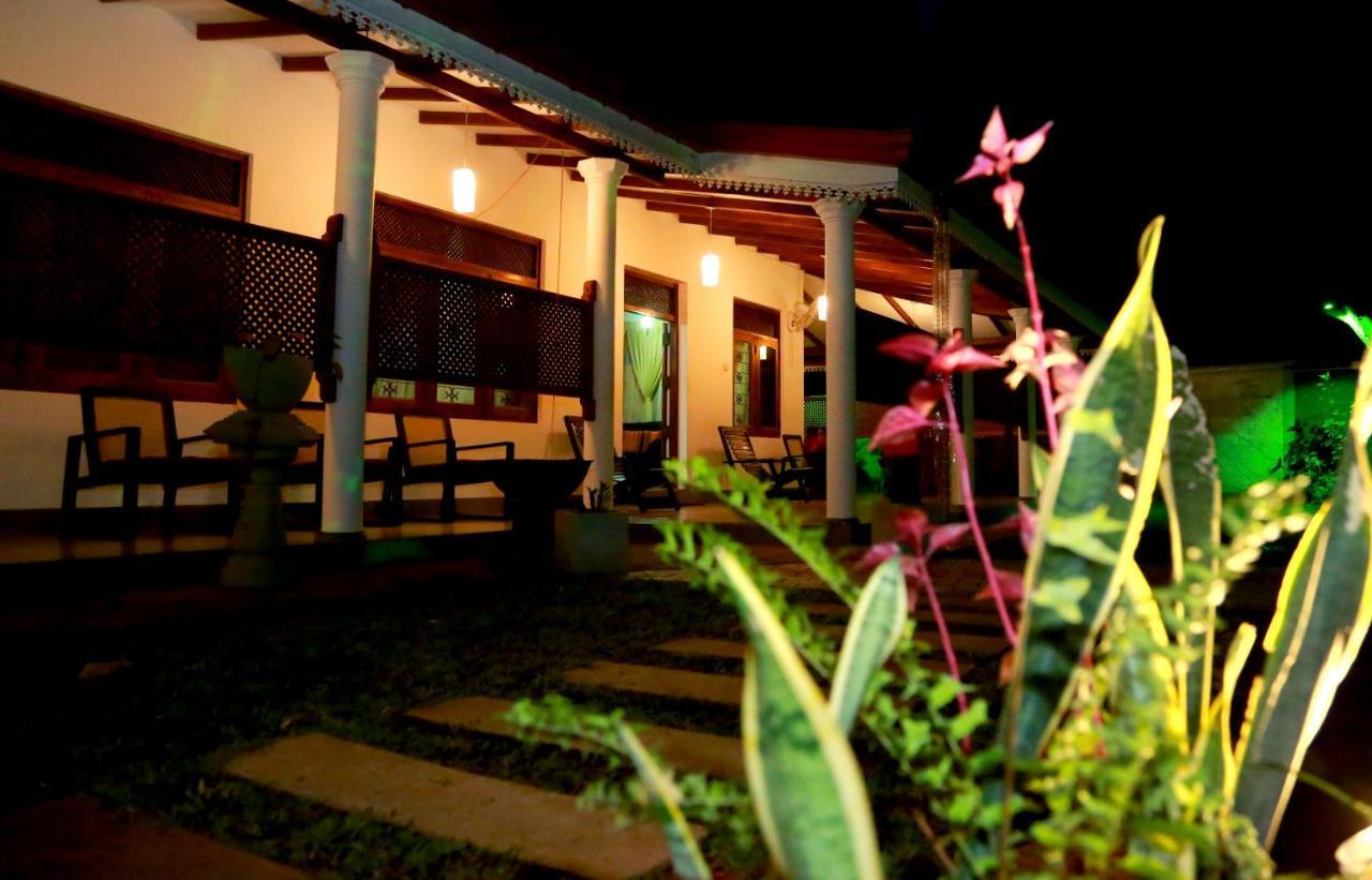 Vishmee Holiday Inn Embilipitiya Esterno foto