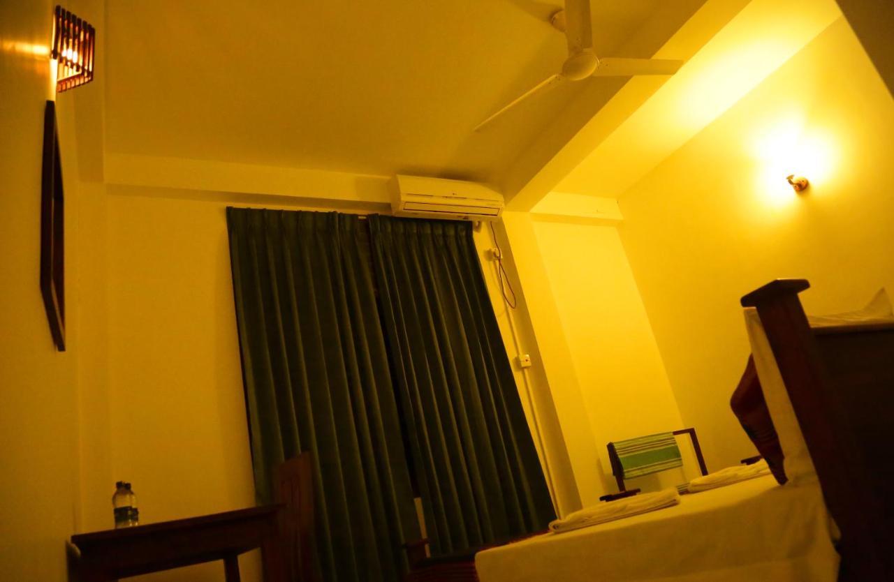 Vishmee Holiday Inn Embilipitiya Esterno foto