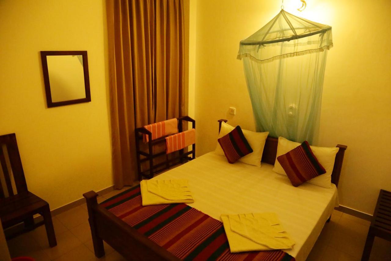 Vishmee Holiday Inn Embilipitiya Esterno foto