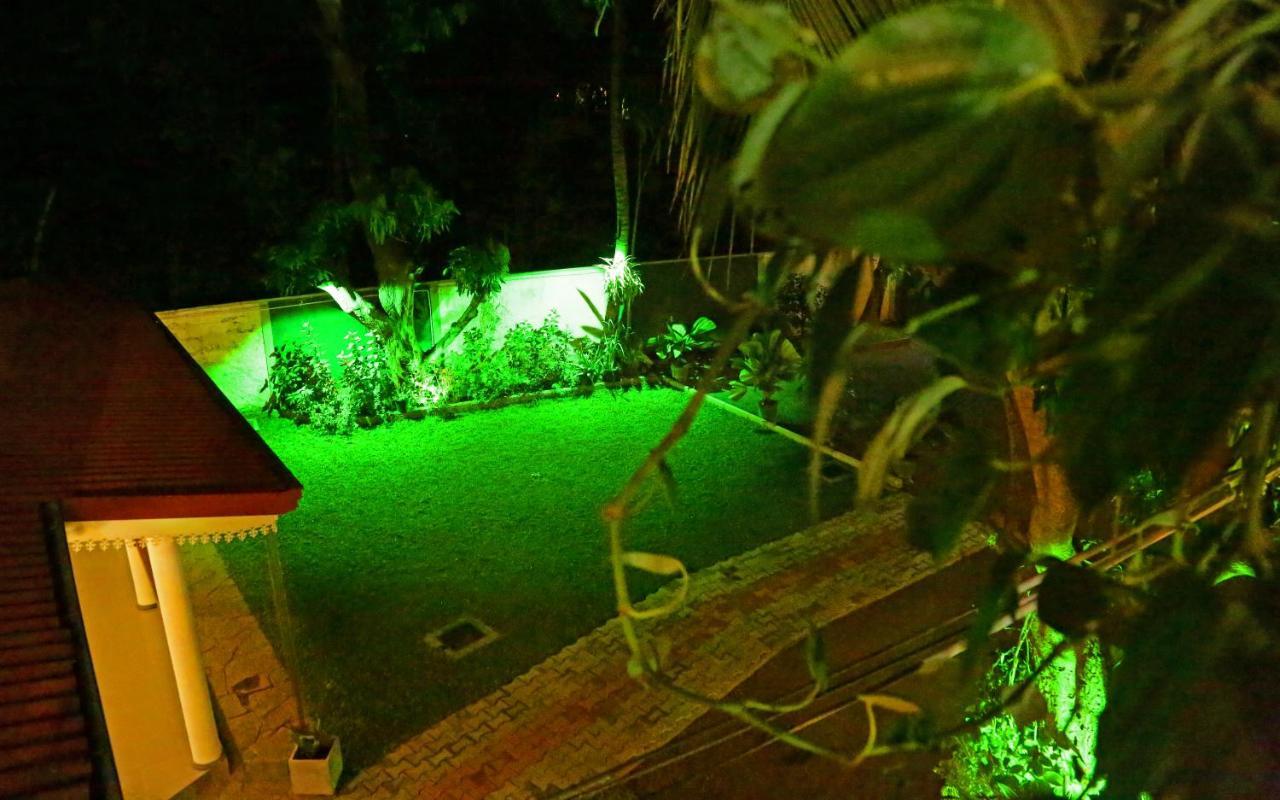 Vishmee Holiday Inn Embilipitiya Esterno foto