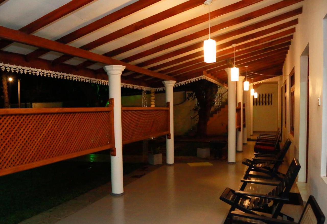 Vishmee Holiday Inn Embilipitiya Esterno foto