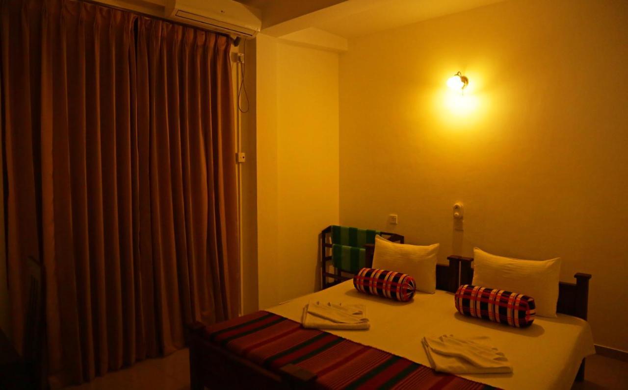 Vishmee Holiday Inn Embilipitiya Esterno foto